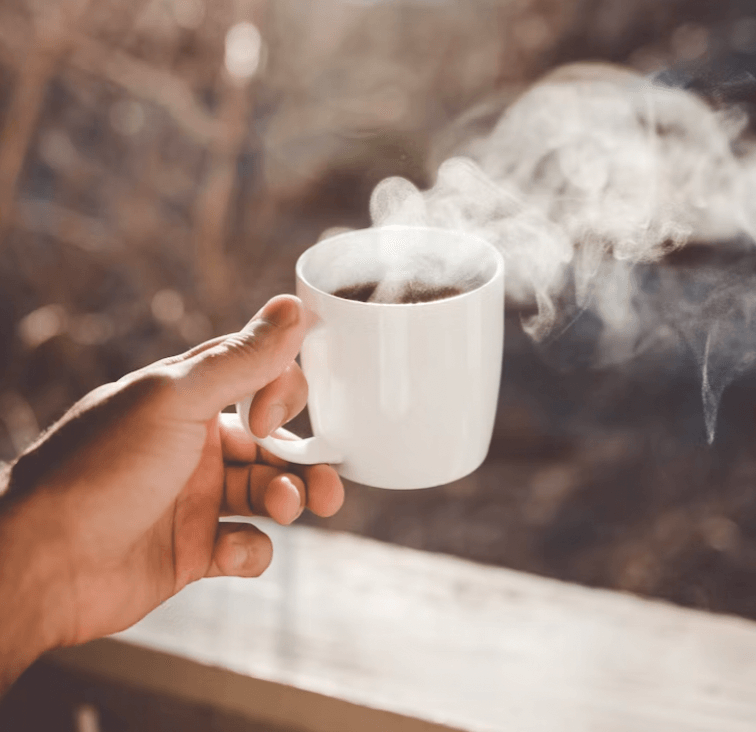커피잔에서-김이-모락모락-올라오는-사진
