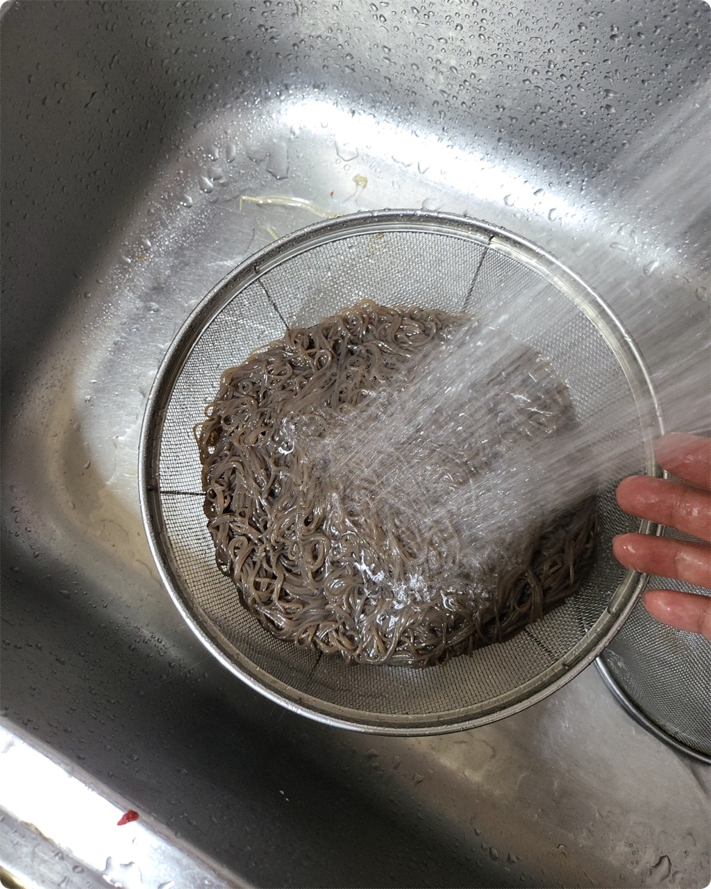건져서 바로 씻어주기