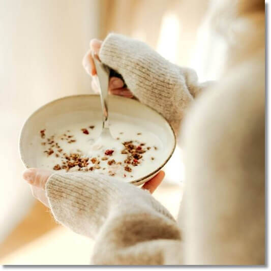 요구르트 먹는 여성