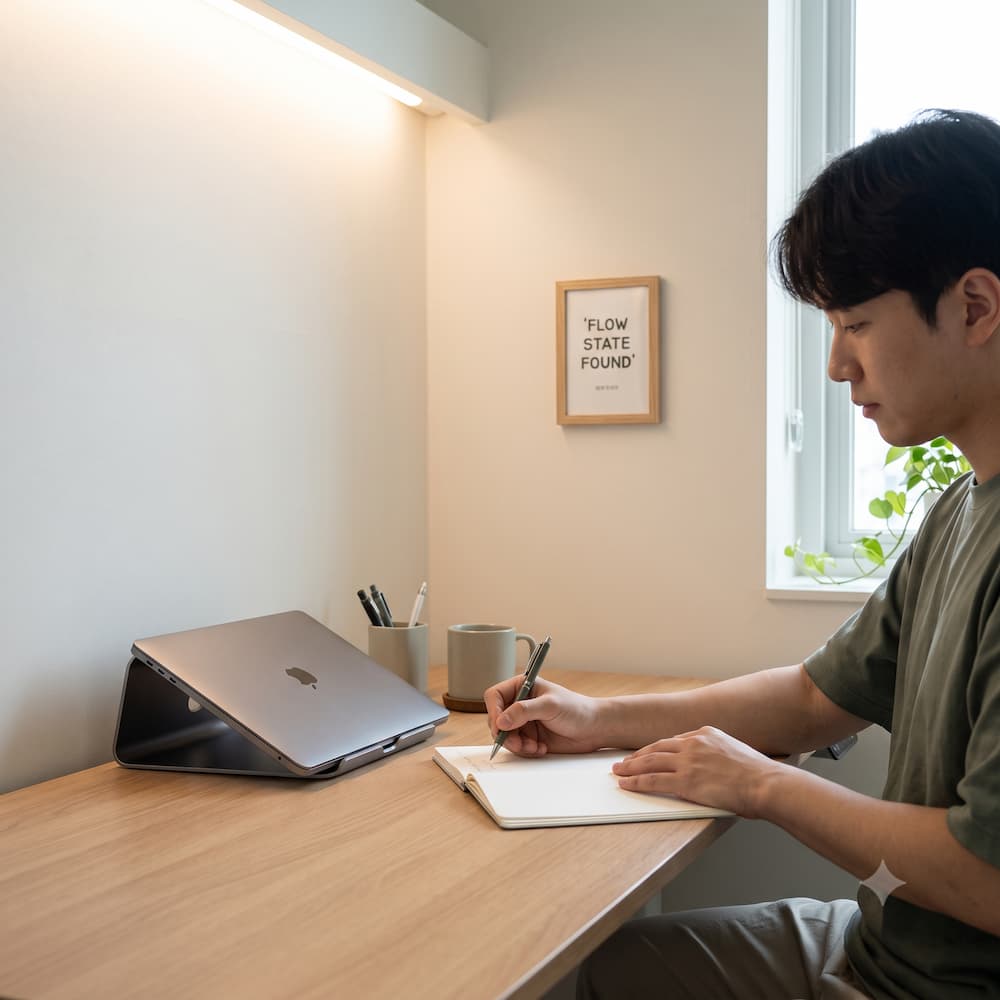 집중 잘되는 책상 인테리어