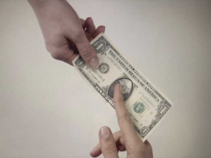 돈을-주고받고-있다