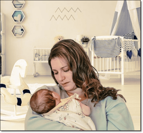 출산후 아기를 보는 여성