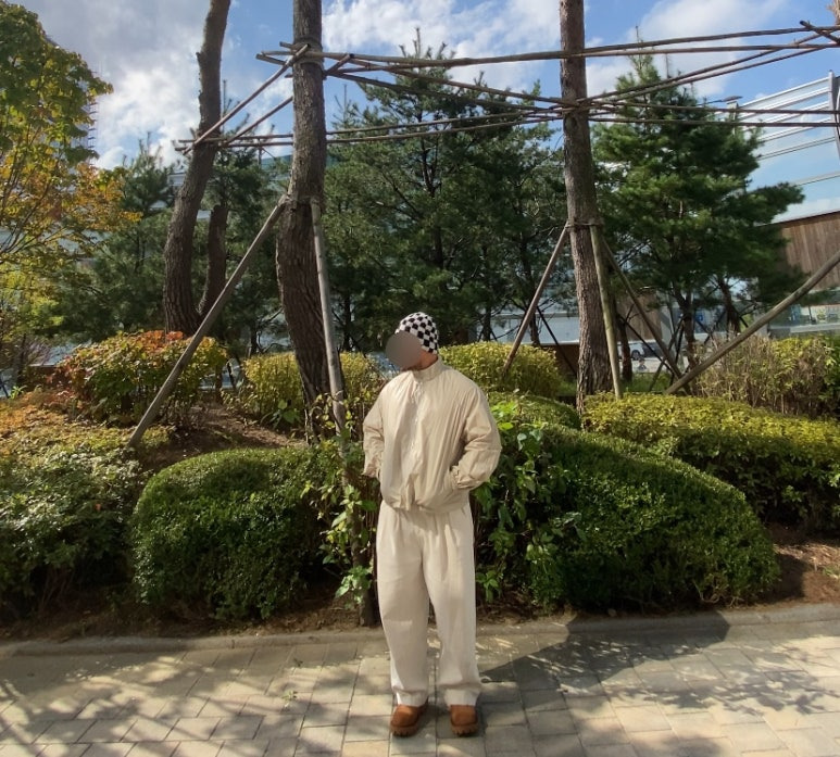 데일리룩('25. 10. 23.)마하그리드 체커보드 니트 비니, 마뗑킴 코팅 점퍼, 어커버 오버핏 티셔츠, 무신사 스탠다드 데님 와이드 벌룬 팬츠, 야세 남자엔지니어부츠 웨스턴부츠