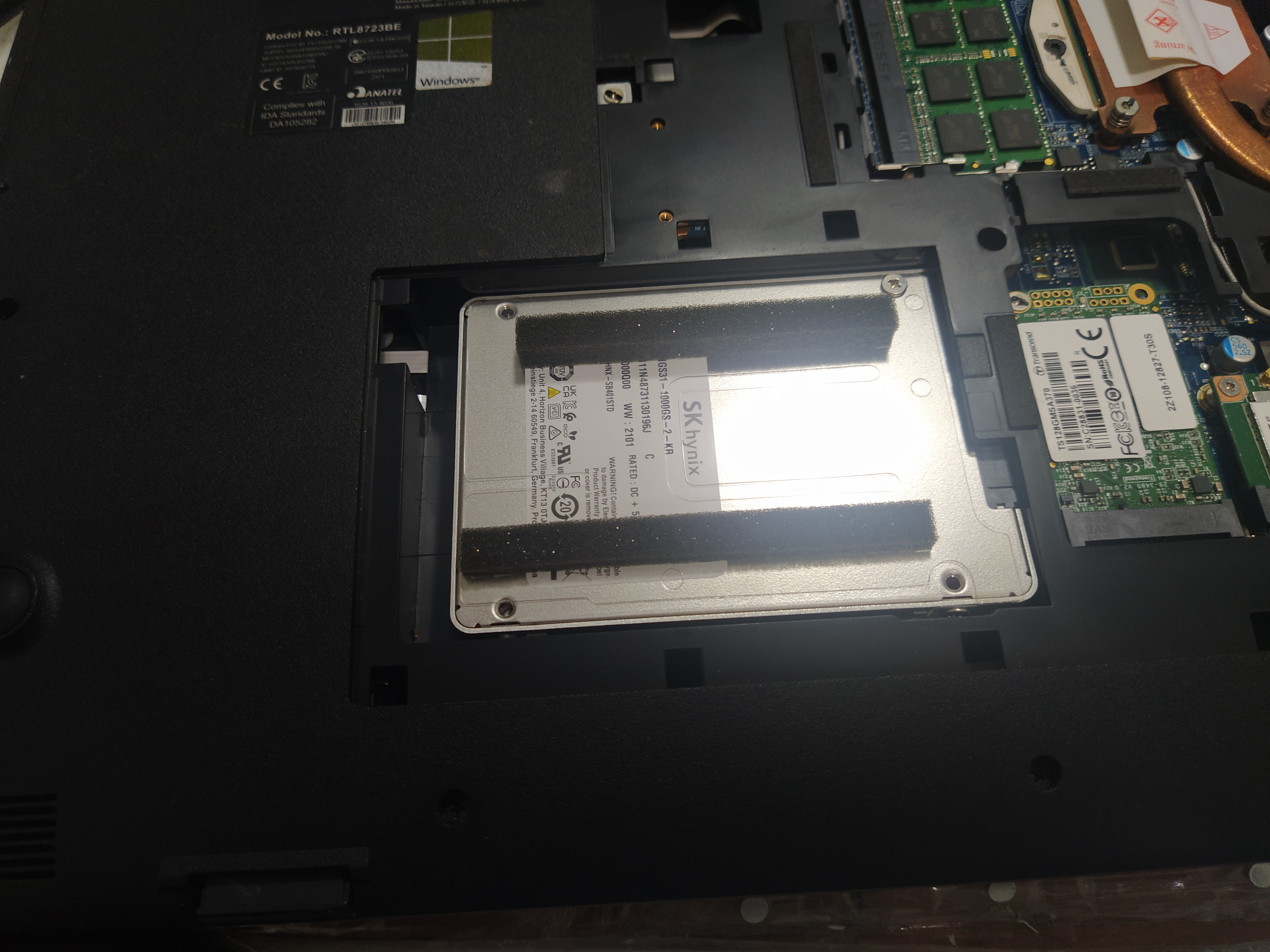 하드디스크 충격방지용 스펀지를 장착했습니다.&nbsp;