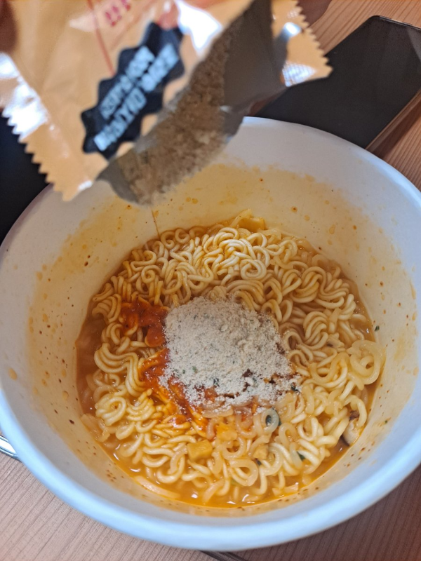 신라면 툼바 후첨스프 넣다