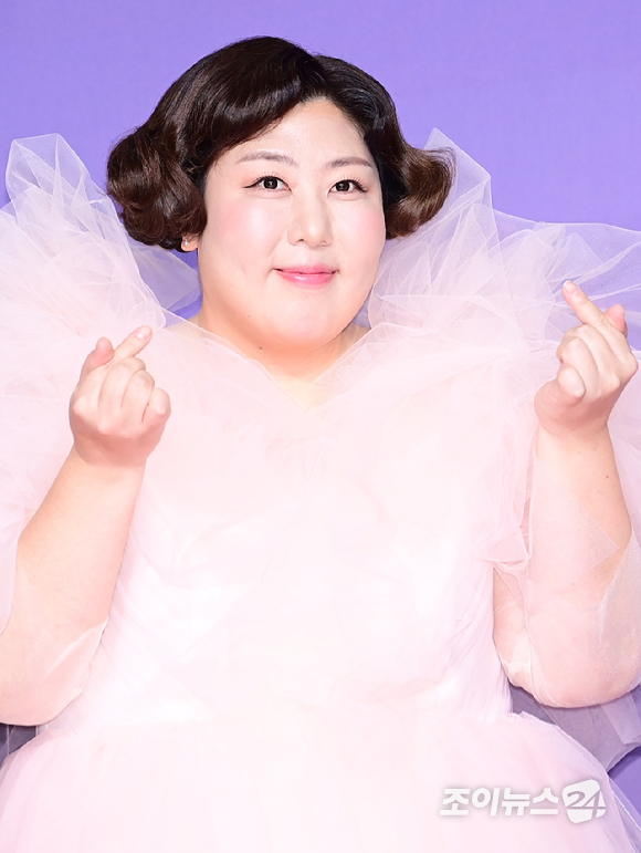 방송인 신기루가 30일 오후 서울 마포구 상암 SBS 상암프리즘 타워에서 열린 '2023 SBS 연예대상' 시상식 레드카펫 행사에 참석하고 있다. [사진=정소희 기자]