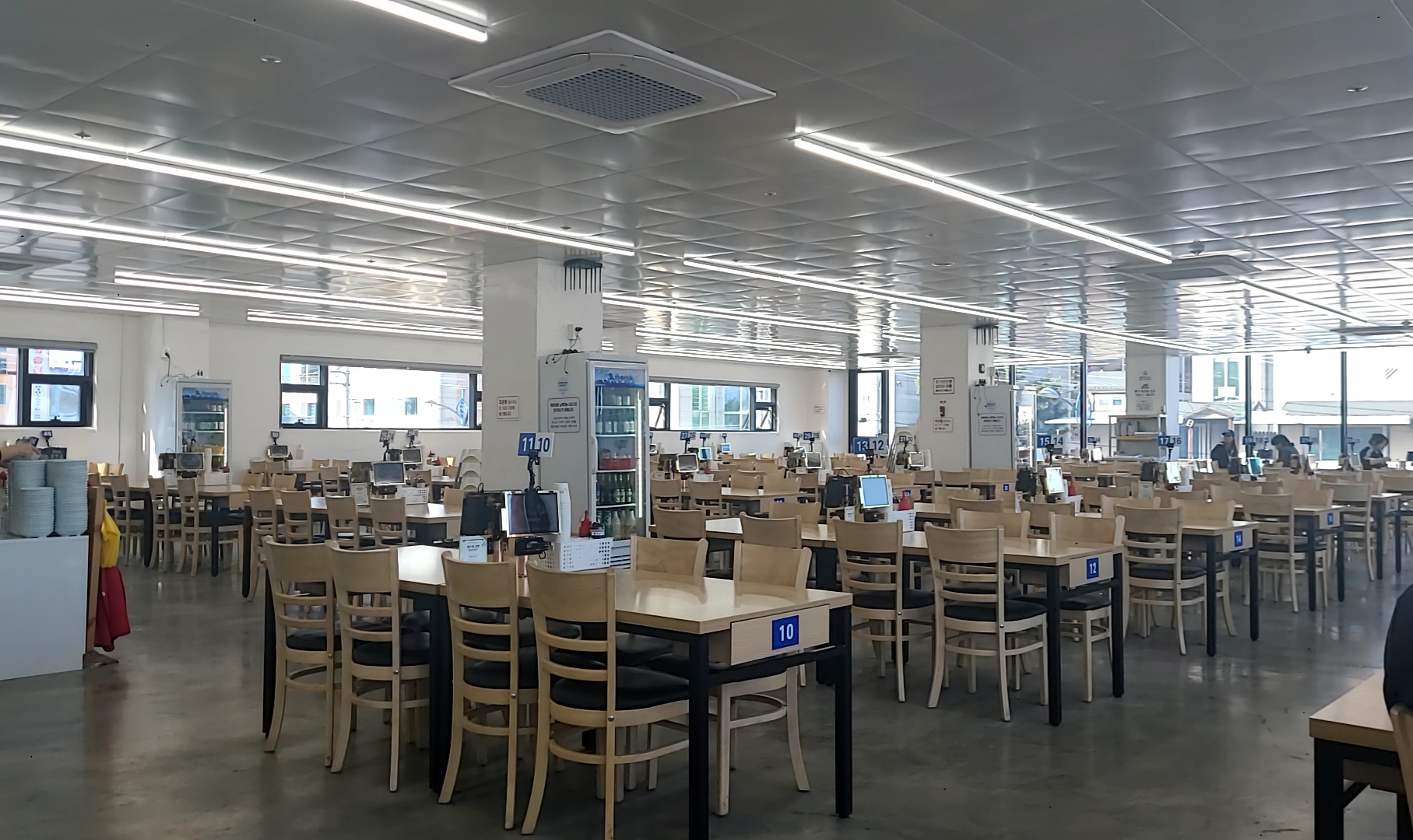 속초항아리물회-실내내부-테이블좌석들