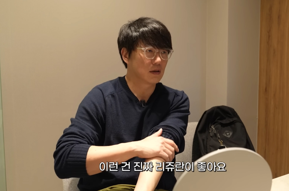 가수 성시경이 공개한 유튜브 영상이 뜻밖의 논란