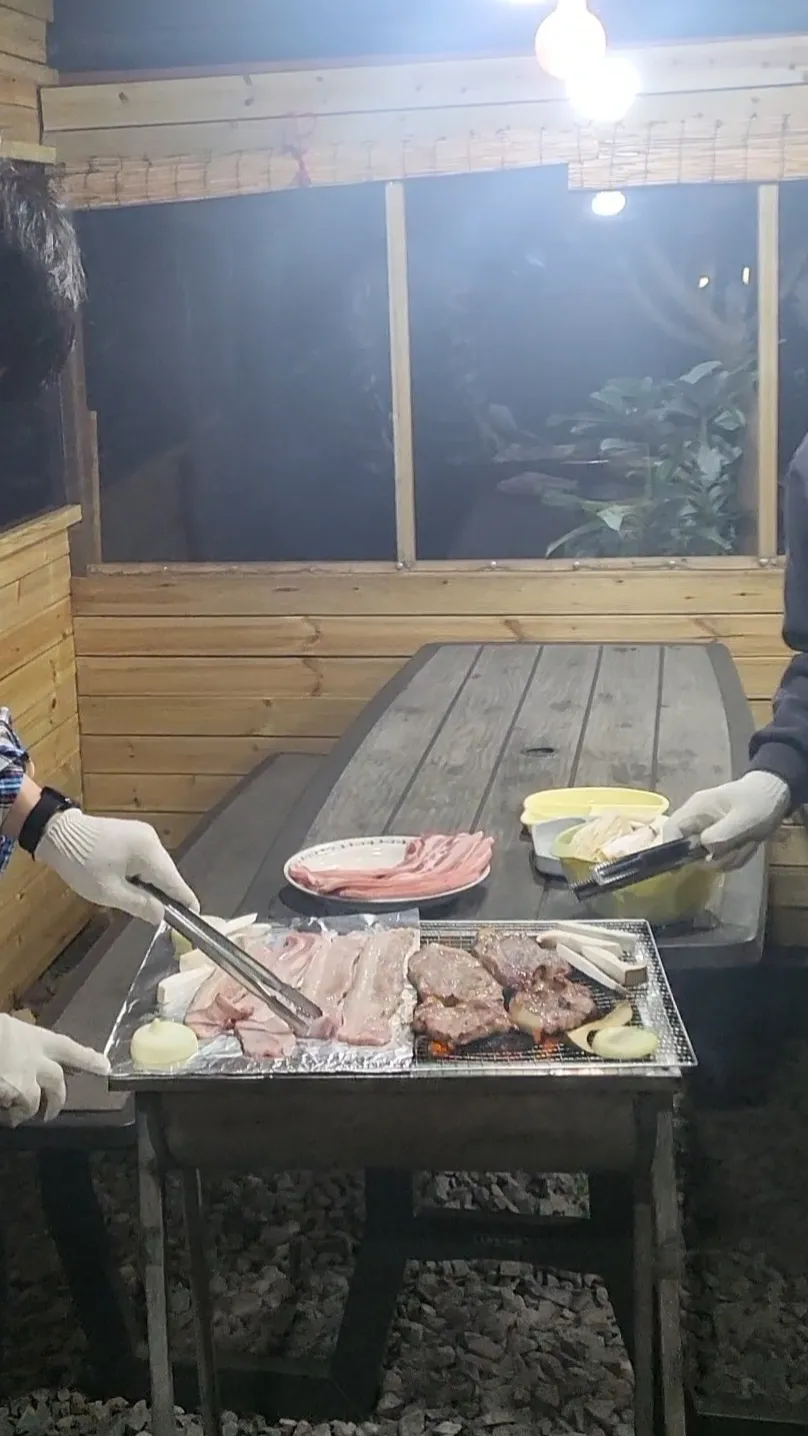 펜션-바베큐장에서-고기-굽던-모습