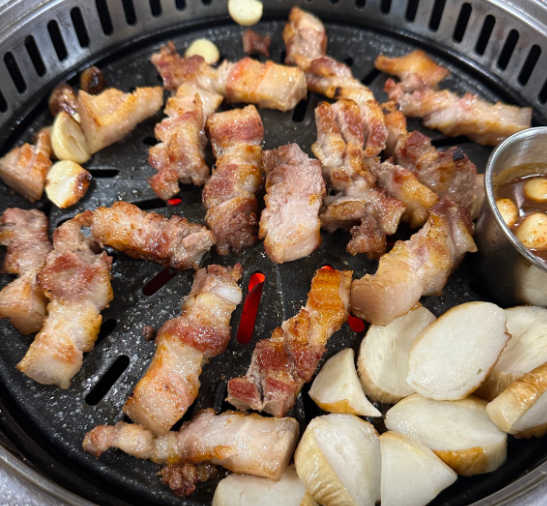 불판 위 잘익은 고기