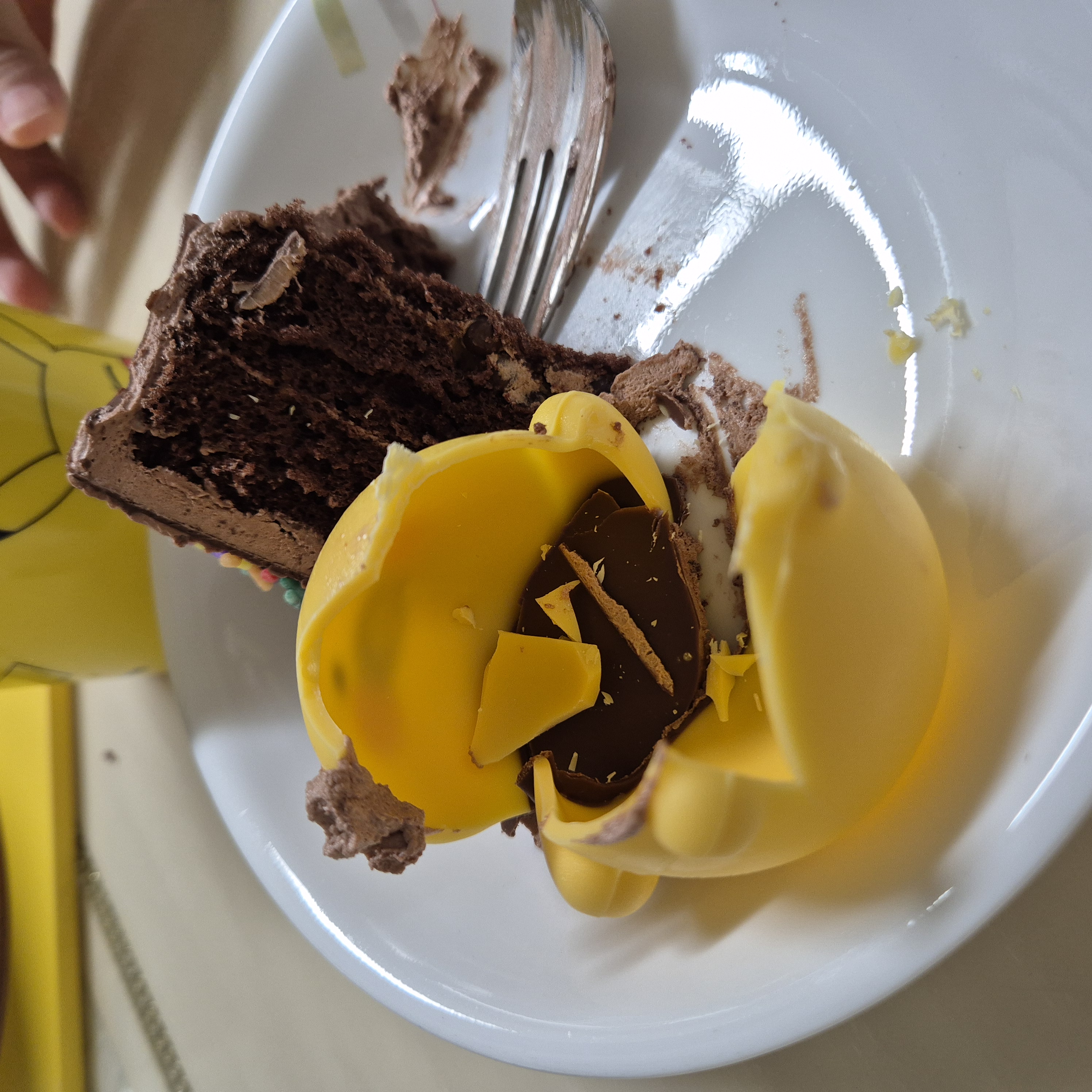 춘식이가 노란색 초콜릿을 되어 있음.