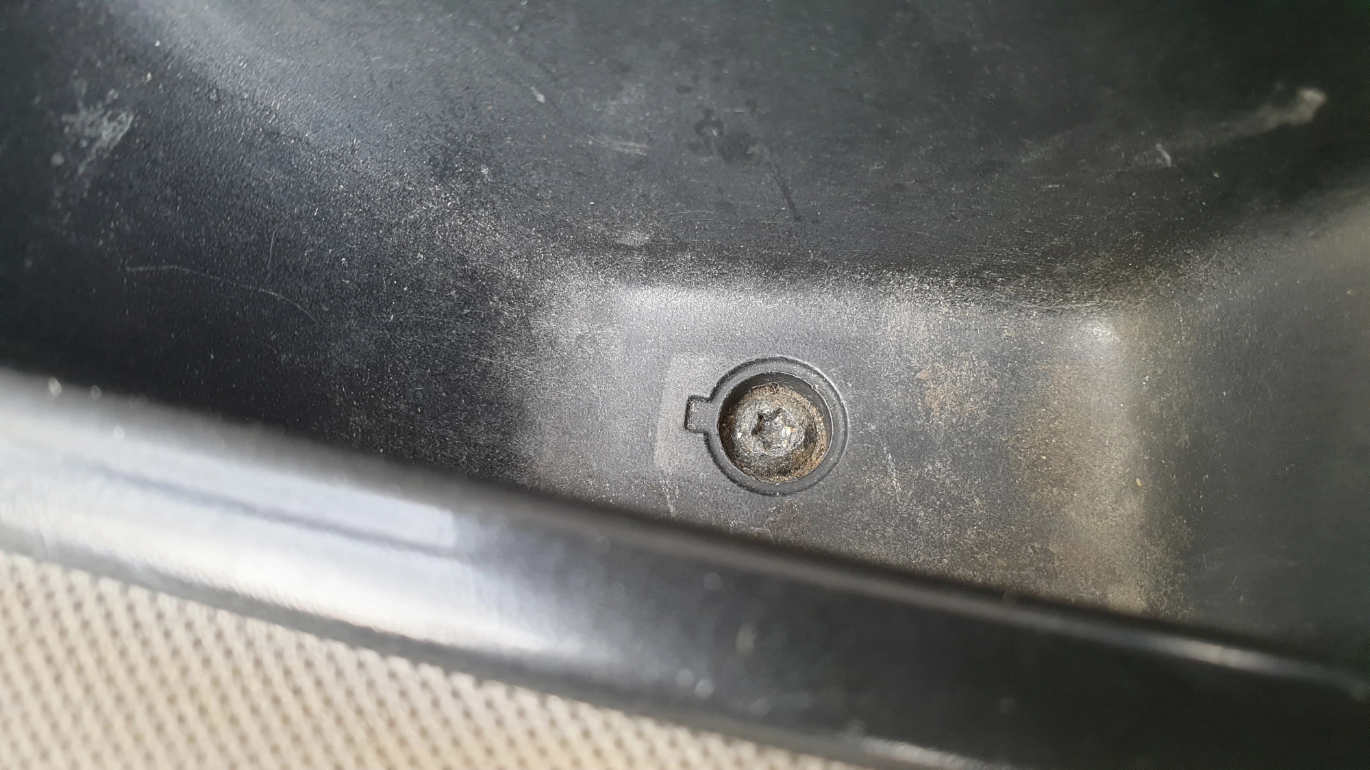 손잡이 고정 볼트 끼운 모습