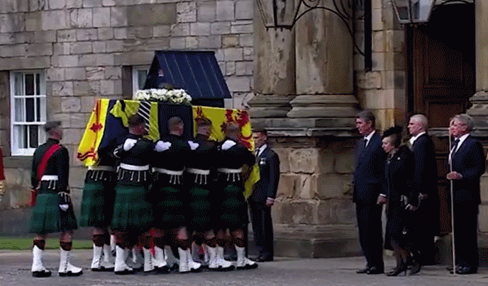 여왕의 외동딸 앤 공주의 어머니에 대한 경의 VIDEO: Moment Princess Anne performs curtsy as Queen's coffin arrives