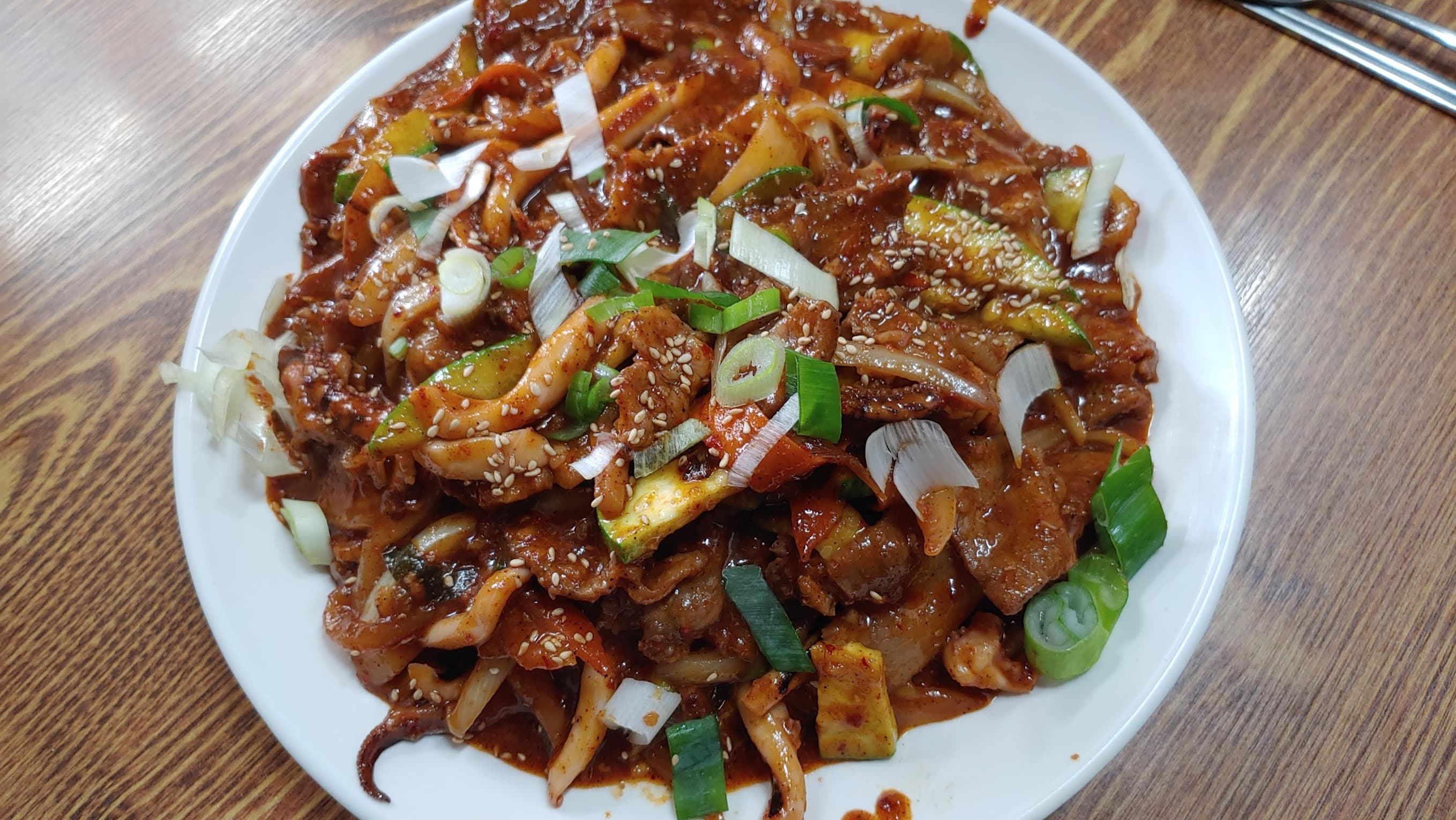 양념이 고루게 베인 돼지고기 삼겹살 제육볶음