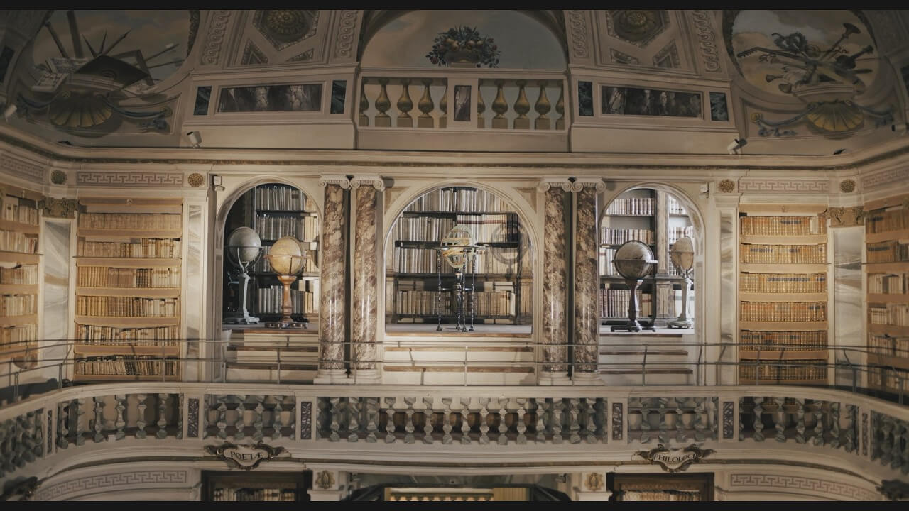 토리노 과학아카데미 도서관 살라 데이 마파몬디&mdash;대리석 기둥 사이로 대형 지구본과 천문구가 전시된 갤러리