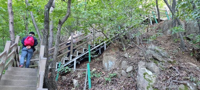 가파른 급경사 계단길, 빨간 배낭 멘 남성 1, 걸어 올라가고 있음