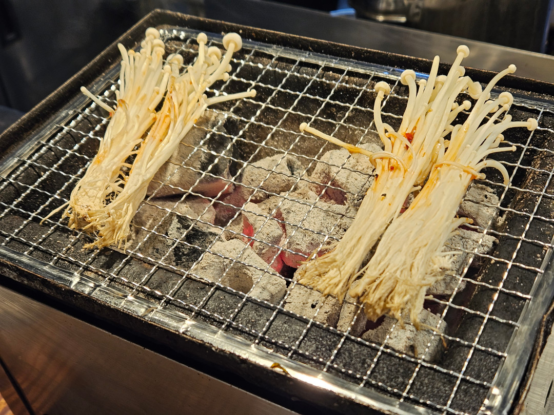 오사카 야키니쿠 돈돈 팽이버섯 구이