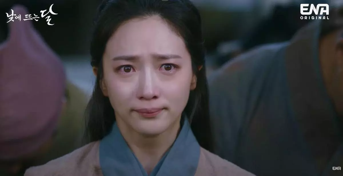 낮에 뜨는 달 결말 / 교수형 당하는 장면을 보는 낮에 뜨는 달 한리타