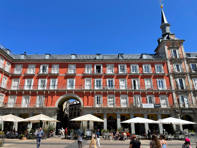 마요르 광장 건물 칼라