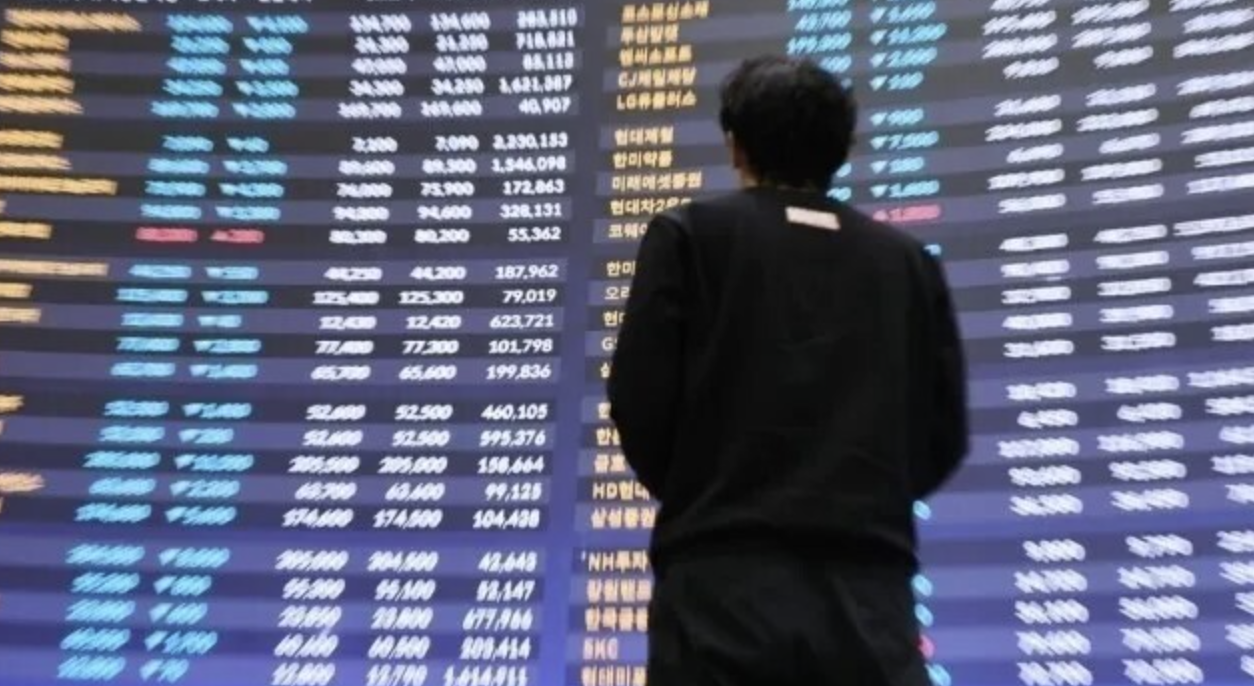 거래소 화면을 보고 있는 사람의 뒷모습, 한국거래서 주식 거래 중단 사건을 암시하는 듯한 이미지