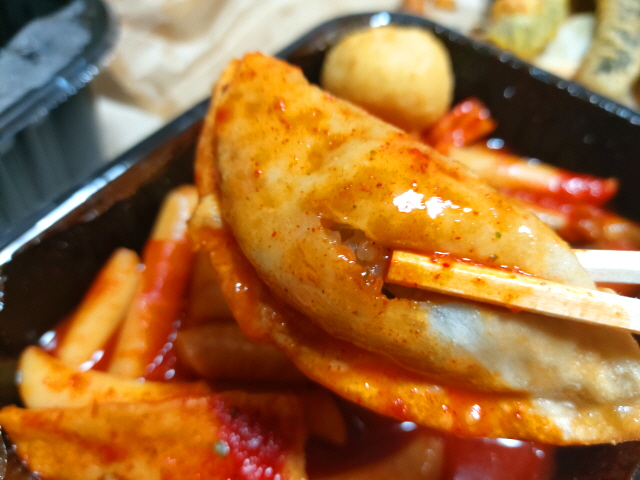 국물떡볶이와 만두튀김