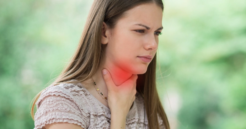 위내시경 부작용 목통증 호소하는 여자