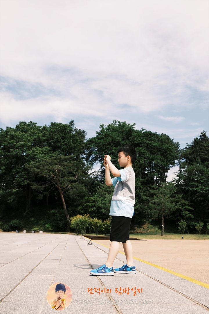 충무문을 촬영하는 가람