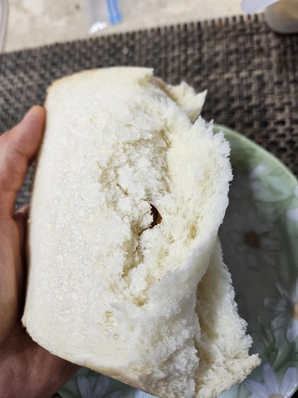 화이트리에식빵-식빵한조각-단면-접시위에-손으로잡고