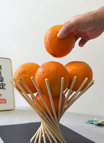 서랍 속 나무젓가락의 우아한 반전! 1분 완성 '회오리 과일 바구니' 만들기