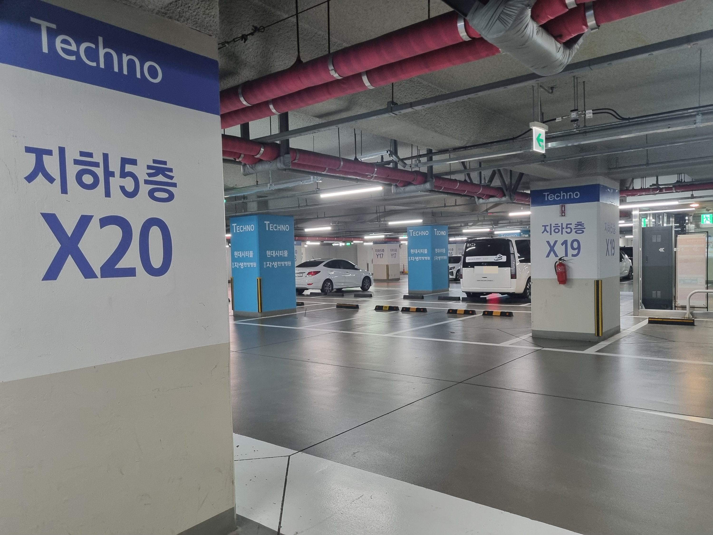 가든파이브 테크노관 지하 5층에 주차돼 있는 차량과 영어&amp;#44; 번호가 적혀있는 기둥