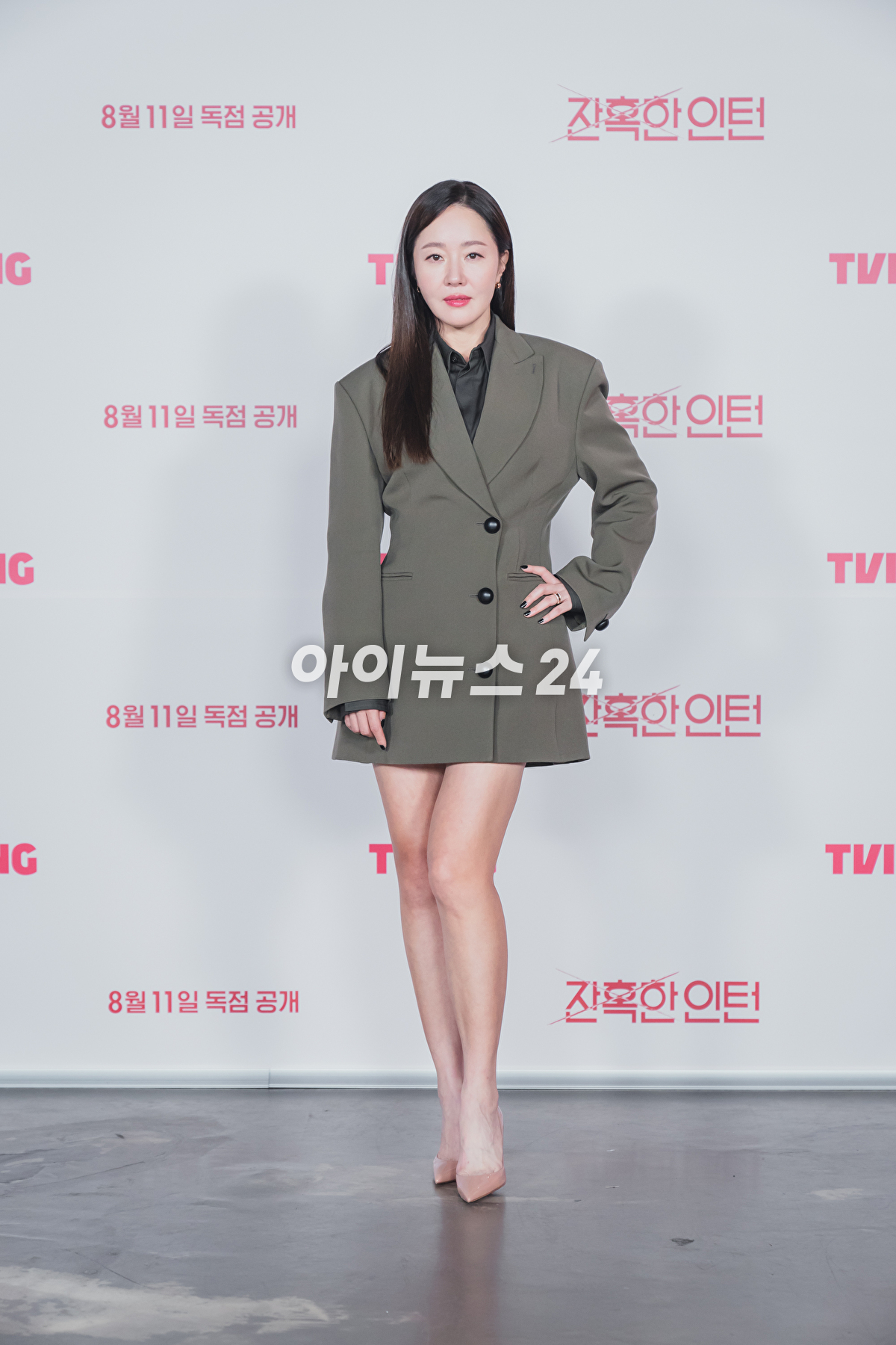 8일 열린 티빙 새 드라마 '잔혹한 인턴' 제작발표회에서 엄지원이 포토타임을 갖고 있다. [사진=티빙]