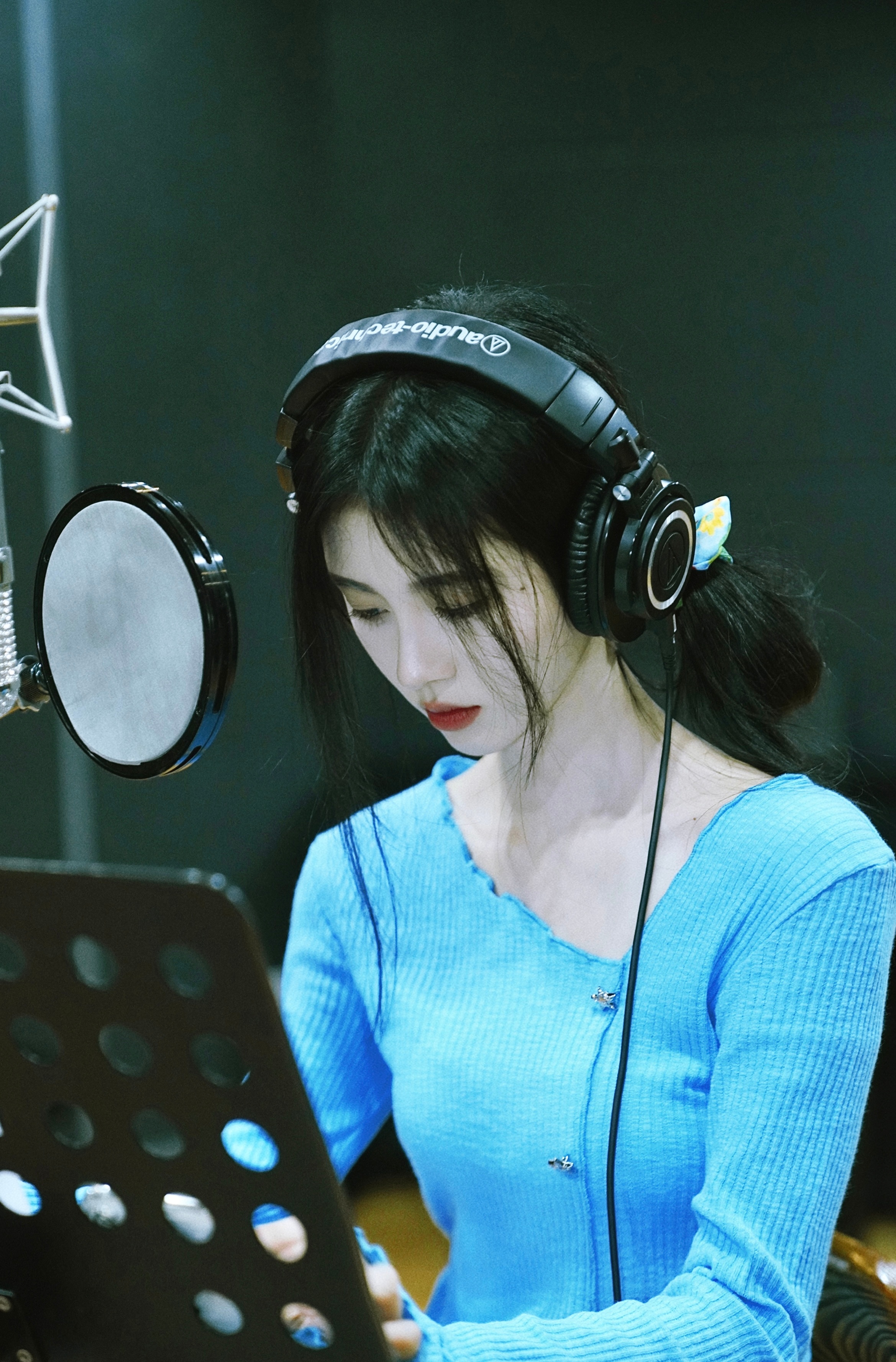 골똘히 스마트폰을 쳐다보며 작업하는 쥐징이