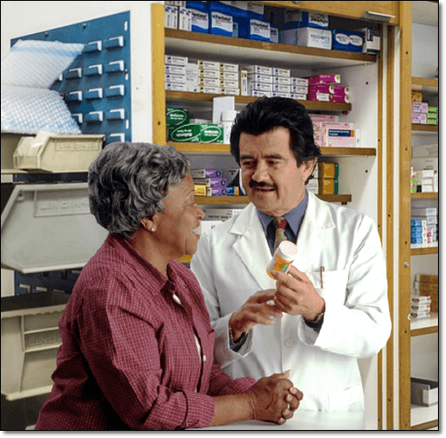 노인에게 시트룰린 말산염 설명하는 약사