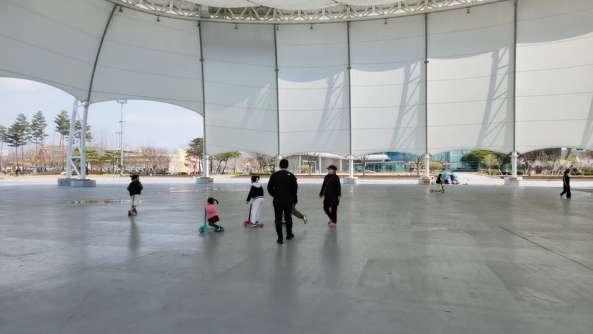 차양막-속에서-씽씽이-타는-아이들