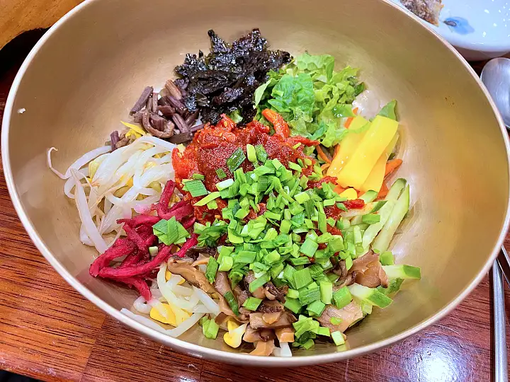 손맛으로 높인 품격의 한 그릇 35년 노포 전주 맛집 추천 생방송투데이 가마솥 육회 비빔밥 오늘방송 고수뎐