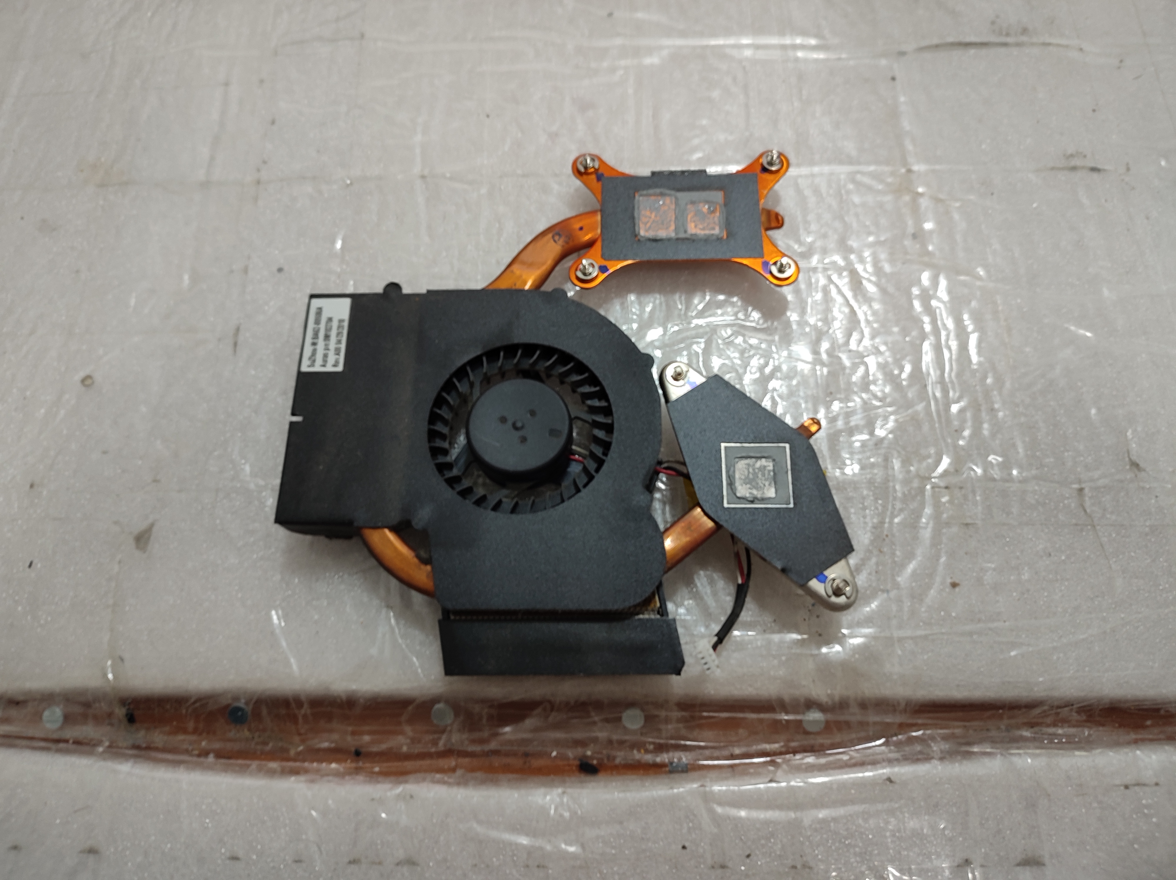 방열판에 묻은 굳은 서멀도 깨끗하게 닦아내고