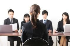 여러-면접관-앞에서-대답하는-면접-합격