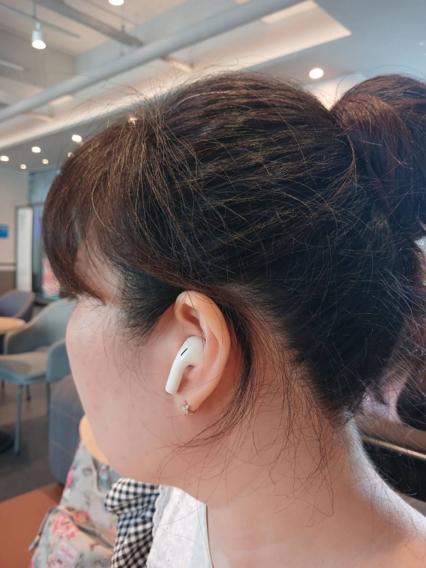 레드빈에어 이어폰 착용하다