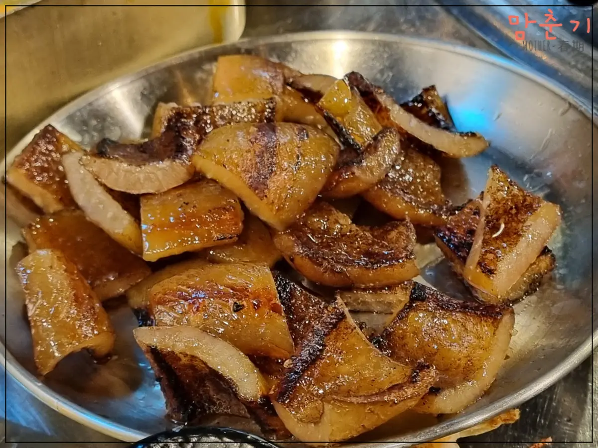 삼굽살안락점-돼지껍데기추가-구워서나옴