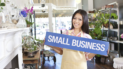 플라워샵에서 SMALL BUSINESS 팻말을 들고 있는 여성 소상공인