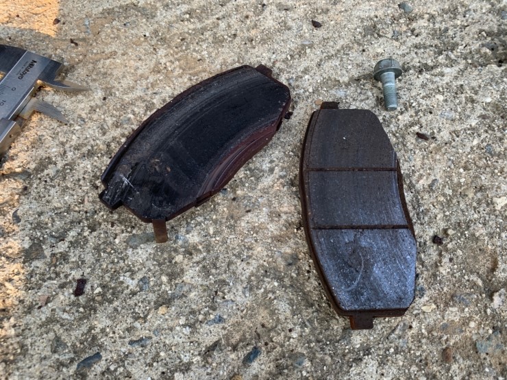 마모된 브레이크 패드