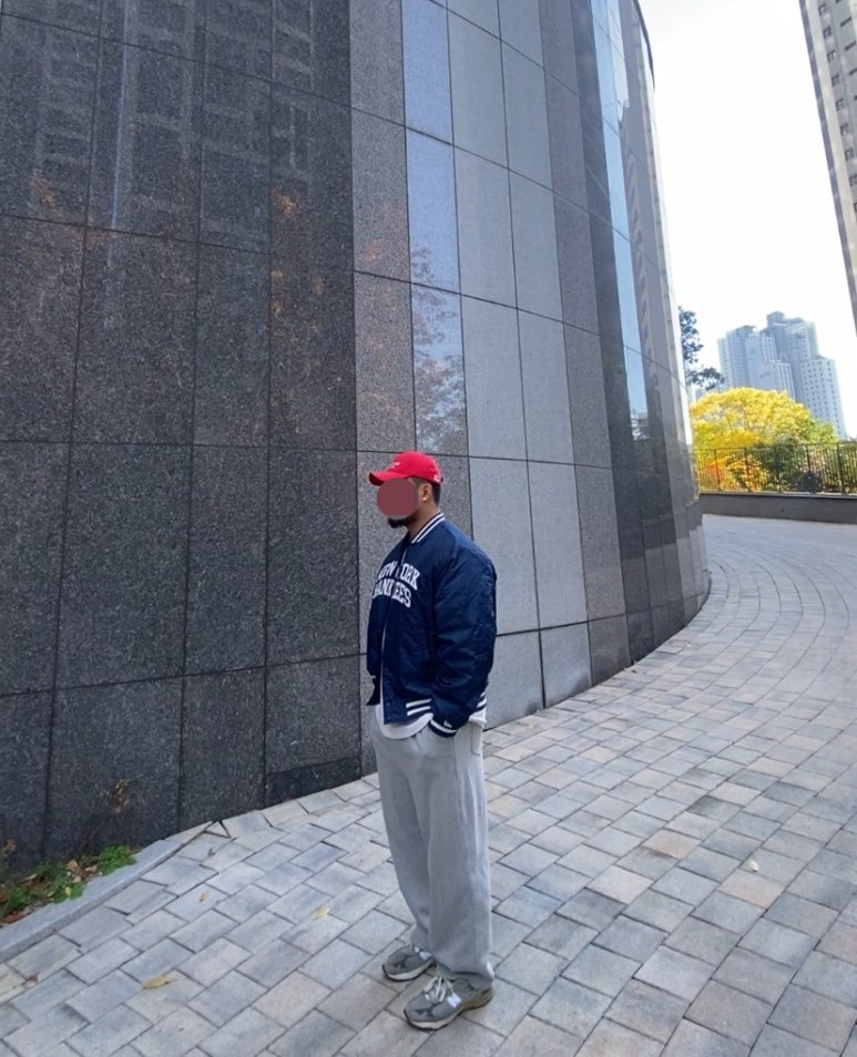 데일리룩('25. 11. 1.)티엔피 돈볼러 레드볼캡, 어커버 티셔츠, 뉴에라 MLB 뉴욕양키스 스타디움재킷 야구점퍼, 토피 벌룬핏 와이드트레이닝 스웻팬츠, 뉴발란스 993 그레이