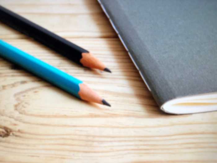 시험에 필요한 펜이 올려진 모습