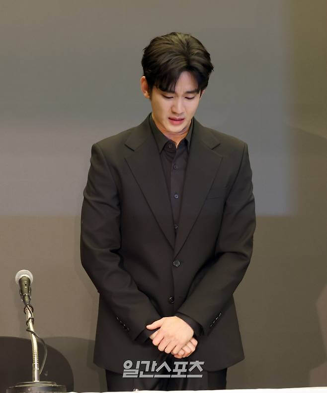 미성년자였던 고(故) 김새론과 교제했다는 의혹을 받고 있는 배우 김수현이 31일 오후 서울 마포구 스탠포드호텔에서 소속사 법률대리인 법무법인 엘케이비앤파트너스 김종복 변호사와 함께 기자회견을 했다