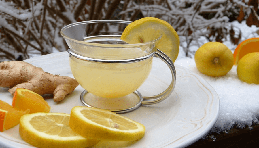 염증에 좋은 차로 생강차가 찻잔에 담겨 있다