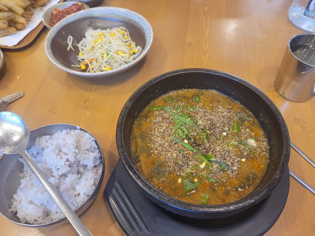 들깨가루와 부추를 넣은 추어탕