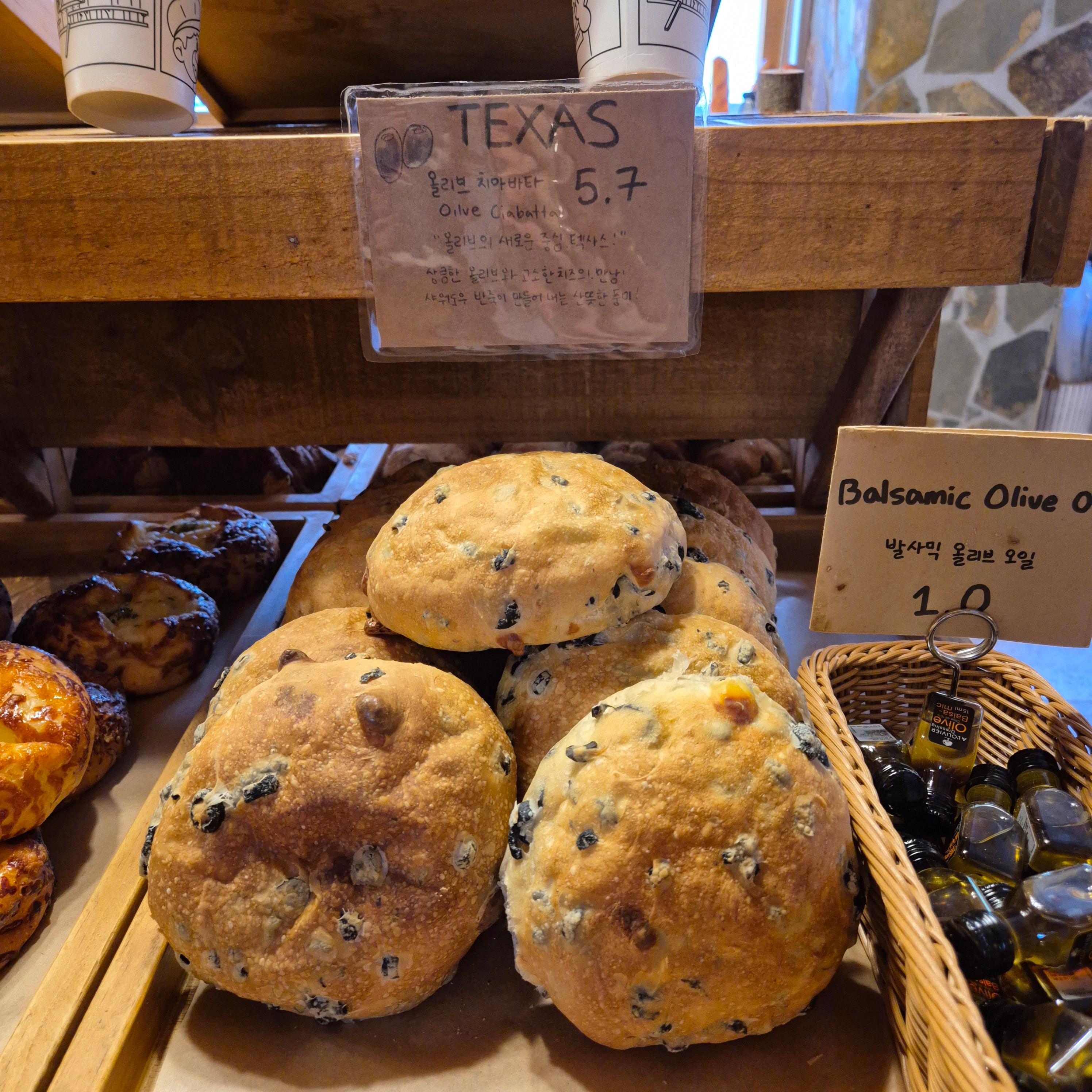 용산 카페, 왓어브레드, MBTI 빵, 용리단길 카페, 용산 베이커리, 인스타 감성 카페, 용산역 맛집, 미국 감성 카페, 휘낭시에 맛집, 용산 데이트 장소, 핫플레이스, 용산 빵집, 제빵 국가대표, 신상 카페, MZ 카페