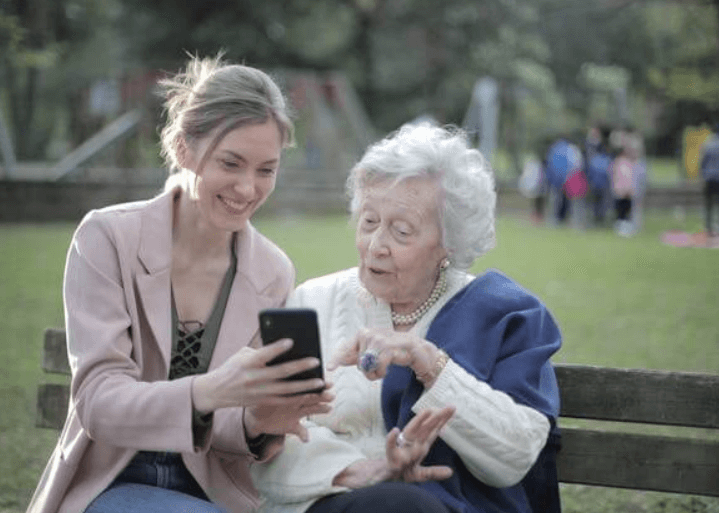 대화하는-노인과-아가씨