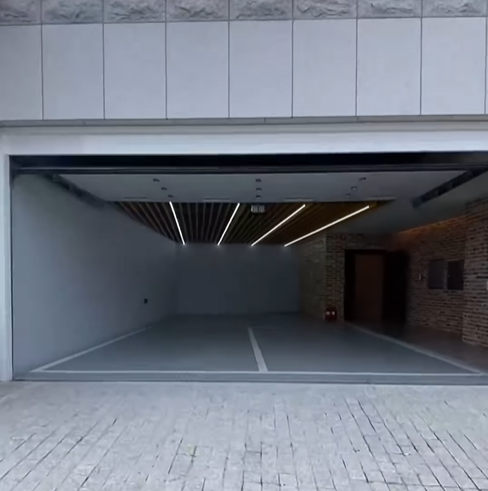 벙커식 주차장이여서 편리하고 안전하게 차를 주차 및 관리가 가능합니다