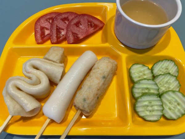 어린이 간단 식사 - 어묵꼬치, 쌀떡꼬치, 토마토, 오이